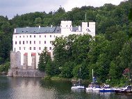 Orlik chateaux lake